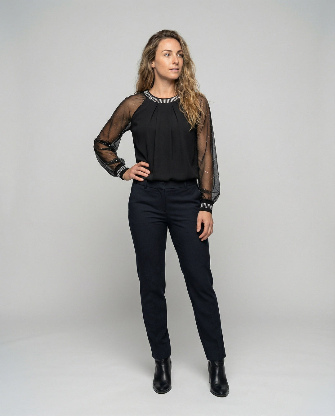 Elegantes Damen Langarm Mesh Top mit funkelnden Glitzer-Details. Schickes Oberteil für Abende.