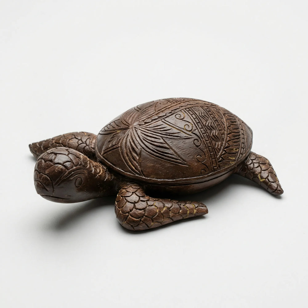 Detailreiche, handgeschnitzte Schildkrötenfigur aus Holz, ein hawaiianischer Glücksbringer für langes Leben.