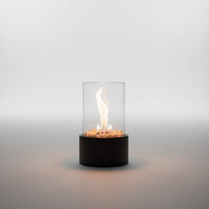 Elegante Dekolaterne aus Metall mit Glaszylinder, modernes Wohnaccessoire für Innenbereich & Terrasse.