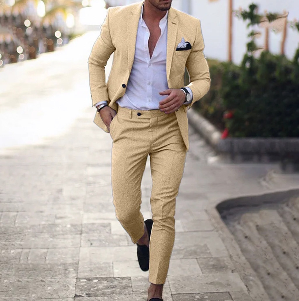 Moderner Freizeitanzug für Herren: Elegante Blazer-Hose-Kombi im Business Casual Stil für trendbewusste Männer.
