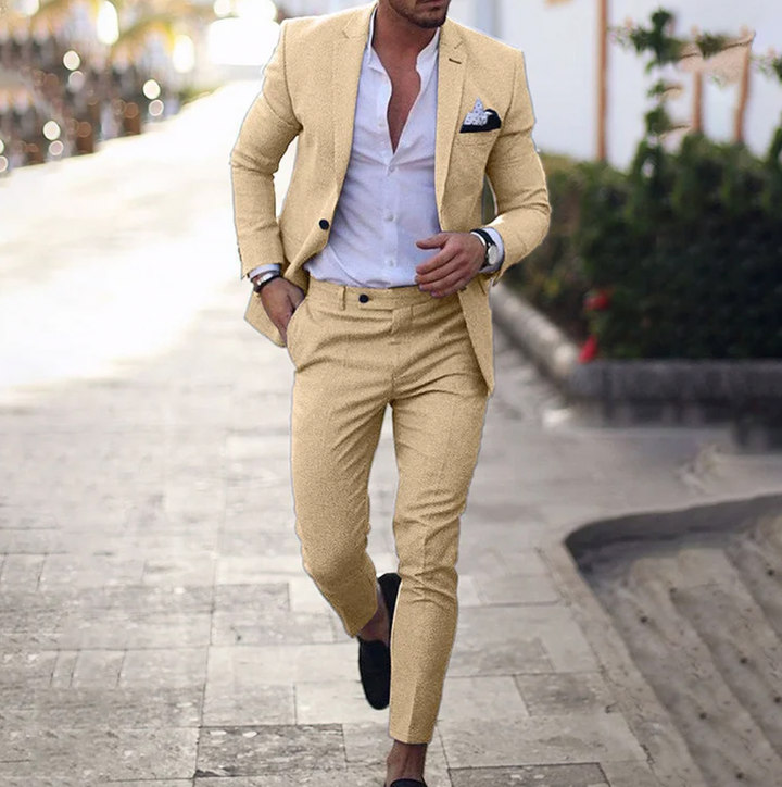 Moderner Freizeitanzug für Herren: Elegante Blazer-Hose-Kombi im Business Casual Stil für trendbewusste Männer.