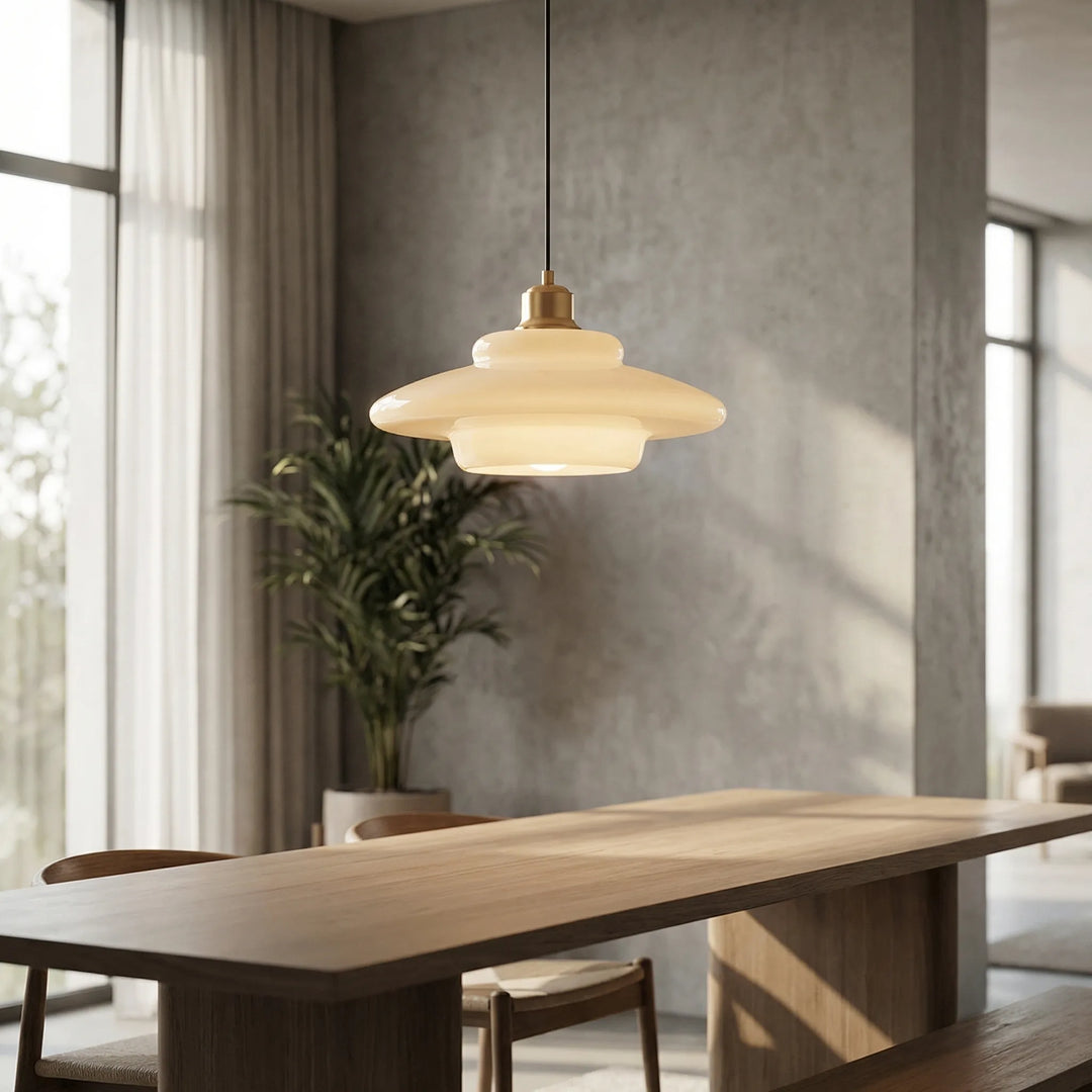 Mid-Century Gestufte Pendelleuchte mit Opalglas & Messingoptik; stilvolle Beleuchtung für Ess- & Wohnzimmer.