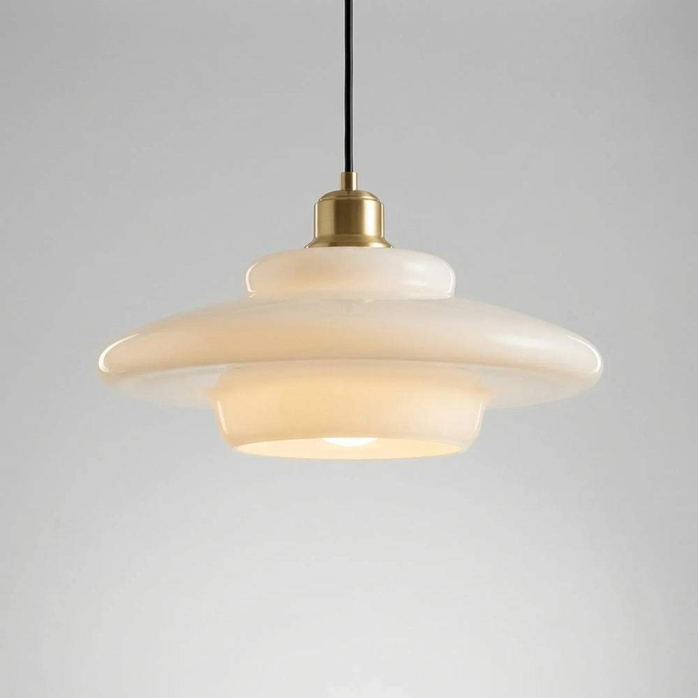 Elegante Mid-Century Hängelampe aus gestuftem Opalglas mit Messingoptik; hochwertige Designlampe.