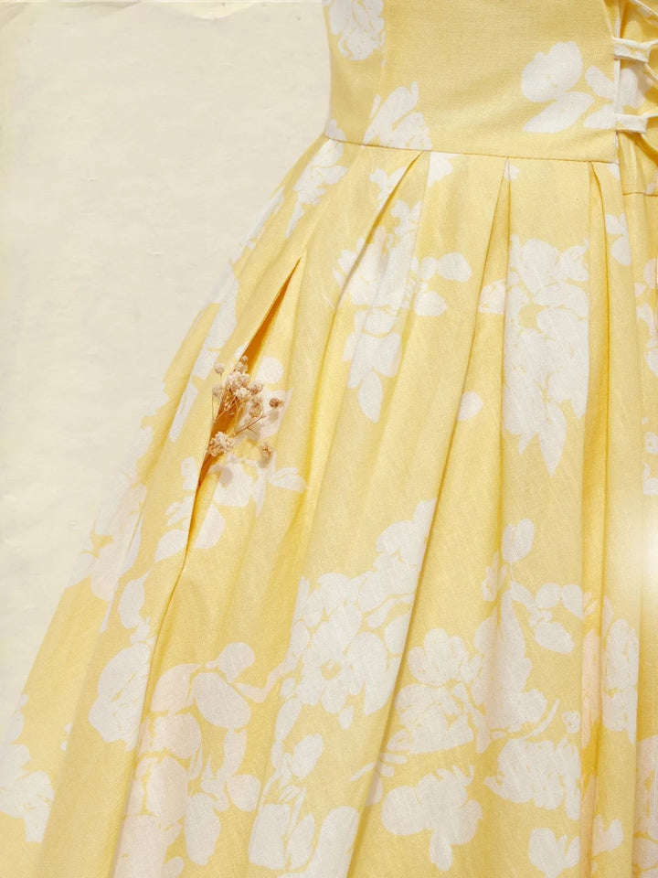 Florales Damen Midikleid mit Rundhals & schwingendem Plisseerock. Elegantes Design für besondere Sommeranlässe.