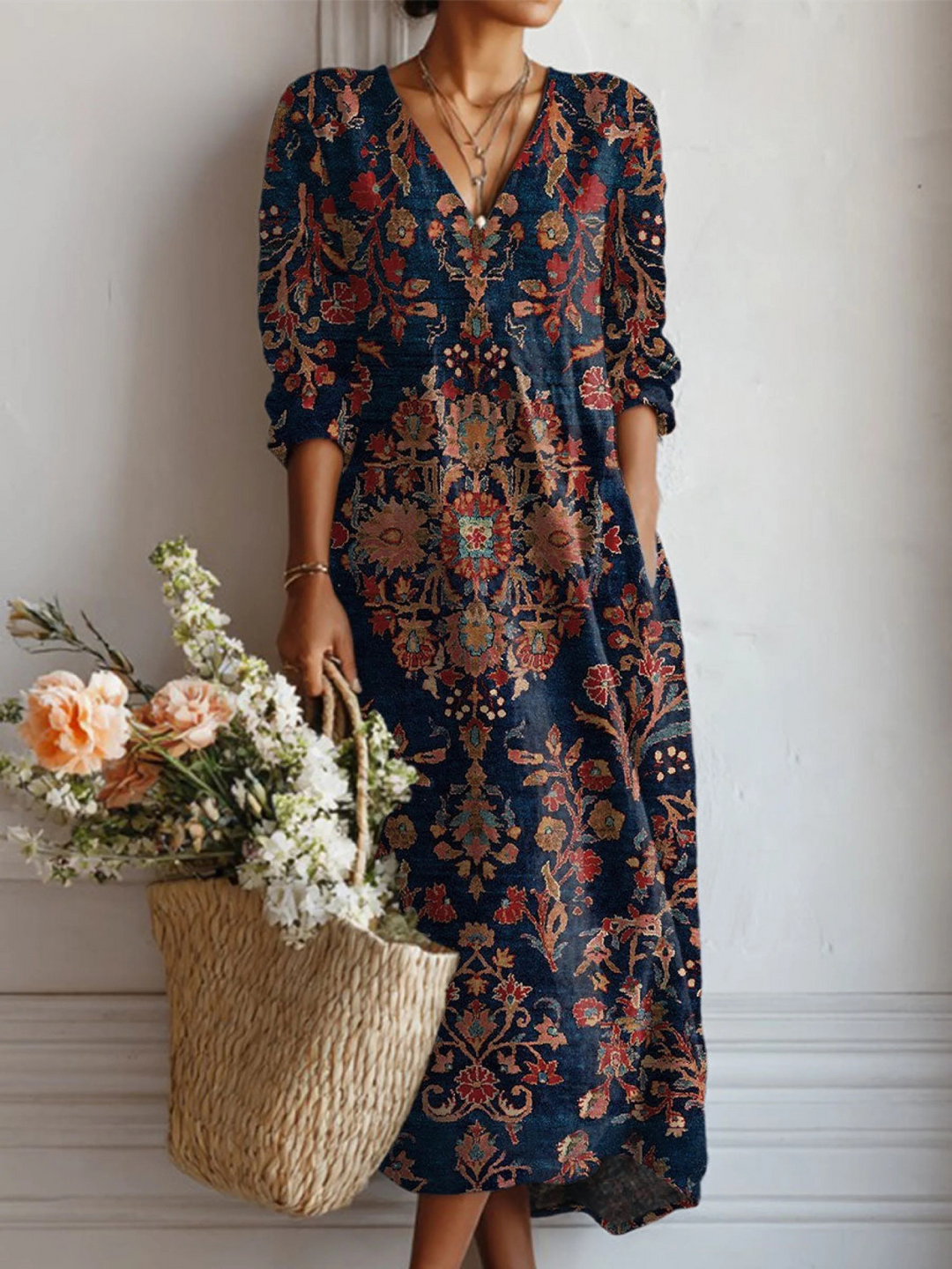 Elegantes Damen Midi Kleid mit orientalischem Boho Print und V-Ausschnitt. Fließendes Langarmkleid für Freizeit & Frühling.