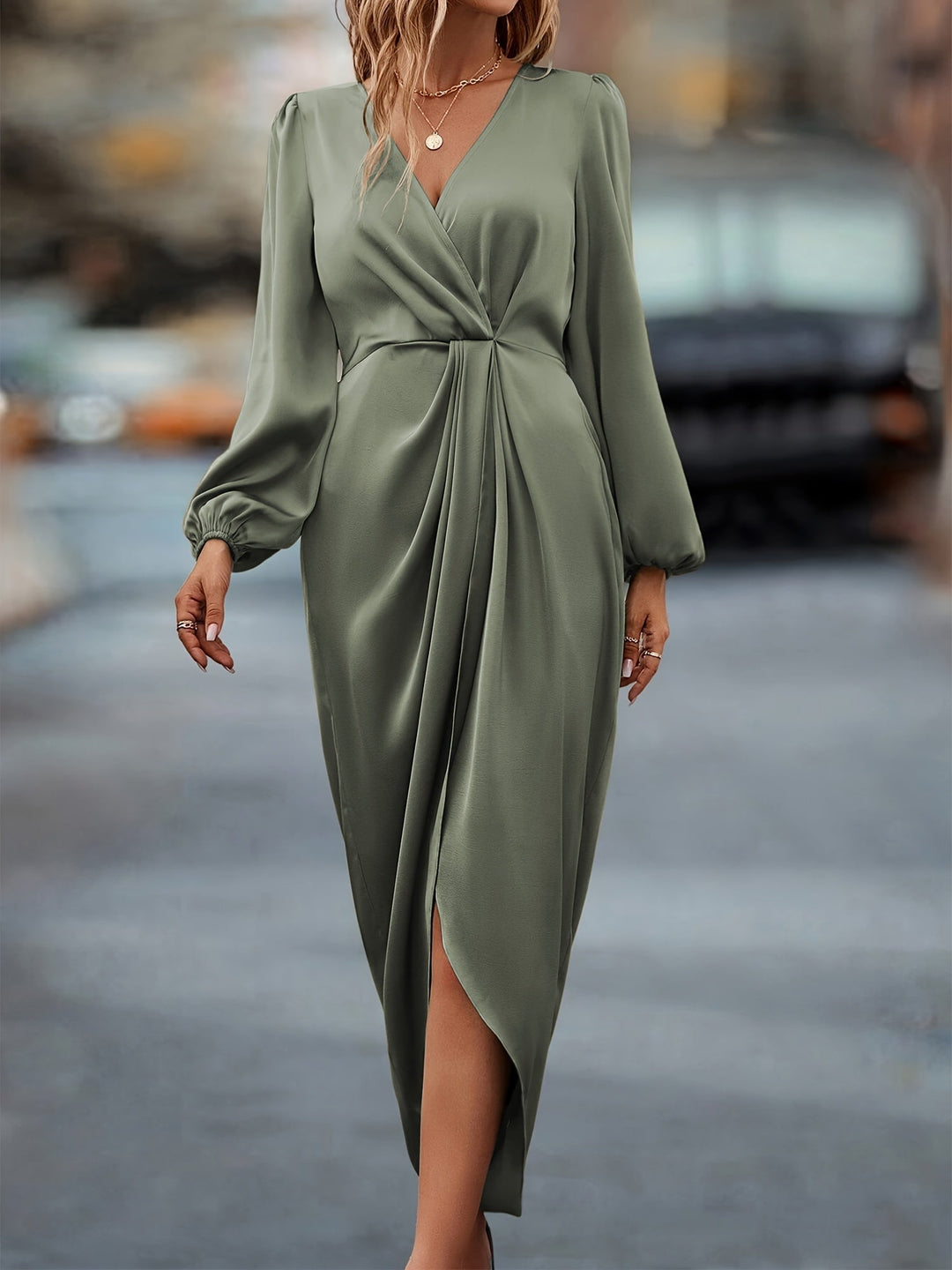 Damen Midikleid mit V-Ausschnitt, schmeichelhafter Drapierung & eleganten Ballonärmeln; ideal für Abendmode.