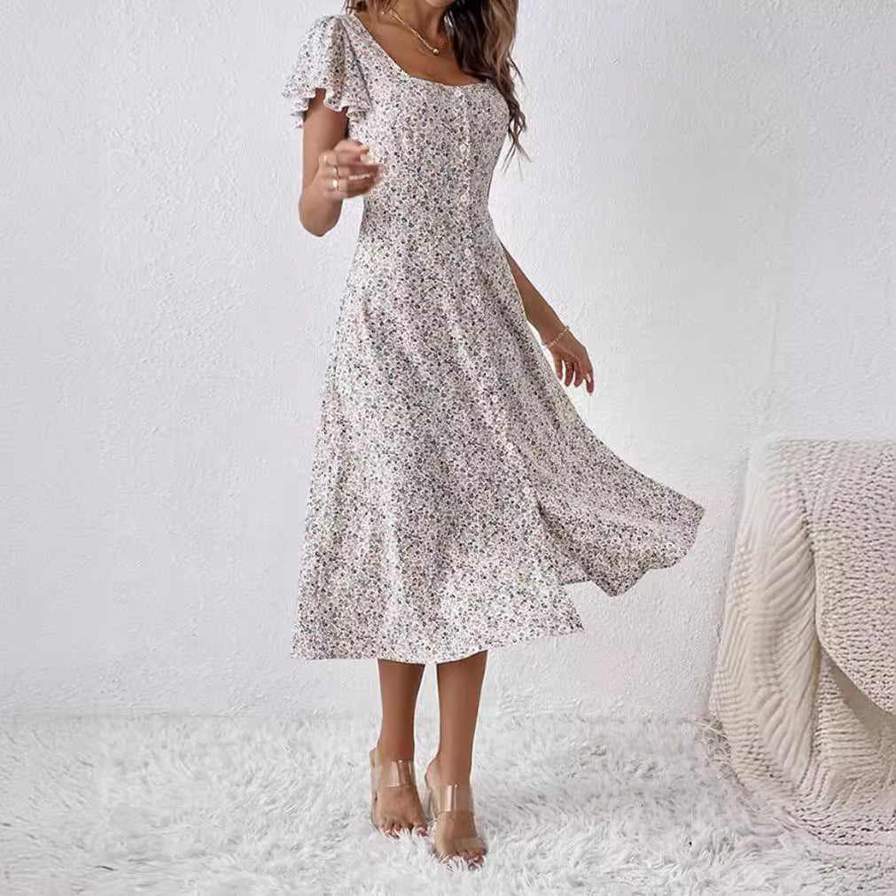Romantisches weißes Damen Sommer Midi Kleid mit Blümchenmuster, quadratischem Ausschnitt und Flatternärmeln.