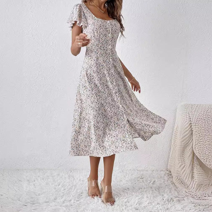 Romantisches weißes Damen Sommer Midi Kleid mit Blümchenmuster, quadratischem Ausschnitt und Flatternärmeln.