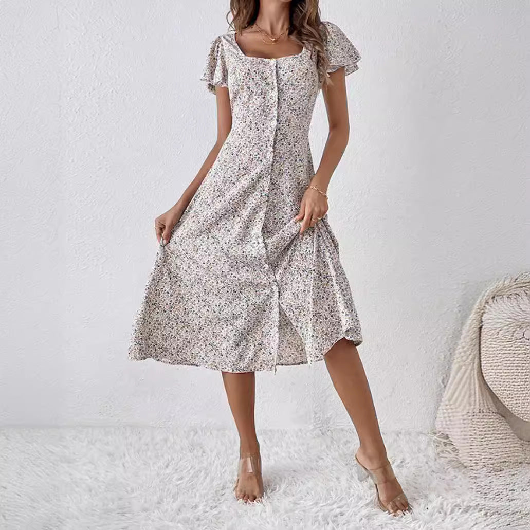 Weißes Damen Blumenkleid in Midilänge mit eckigem Ausschnitt, Knopfleiste und Flatternärmeln. Ideal für Freizeit.