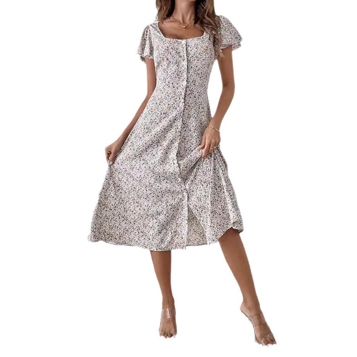 Schickes weißes Damen Midi Blumenkleid mit quadratischem Ausschnitt, Flatternärmeln und Knopfleiste. Sommer-Look.
