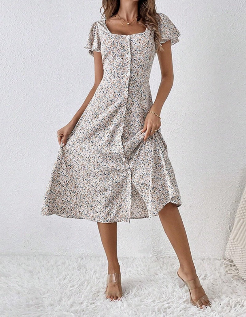 Weißes Damen Midi Kleid mit Blümchenmuster, eckigem Ausschnitt und Flatternärmeln. Perfekt für Sommer.