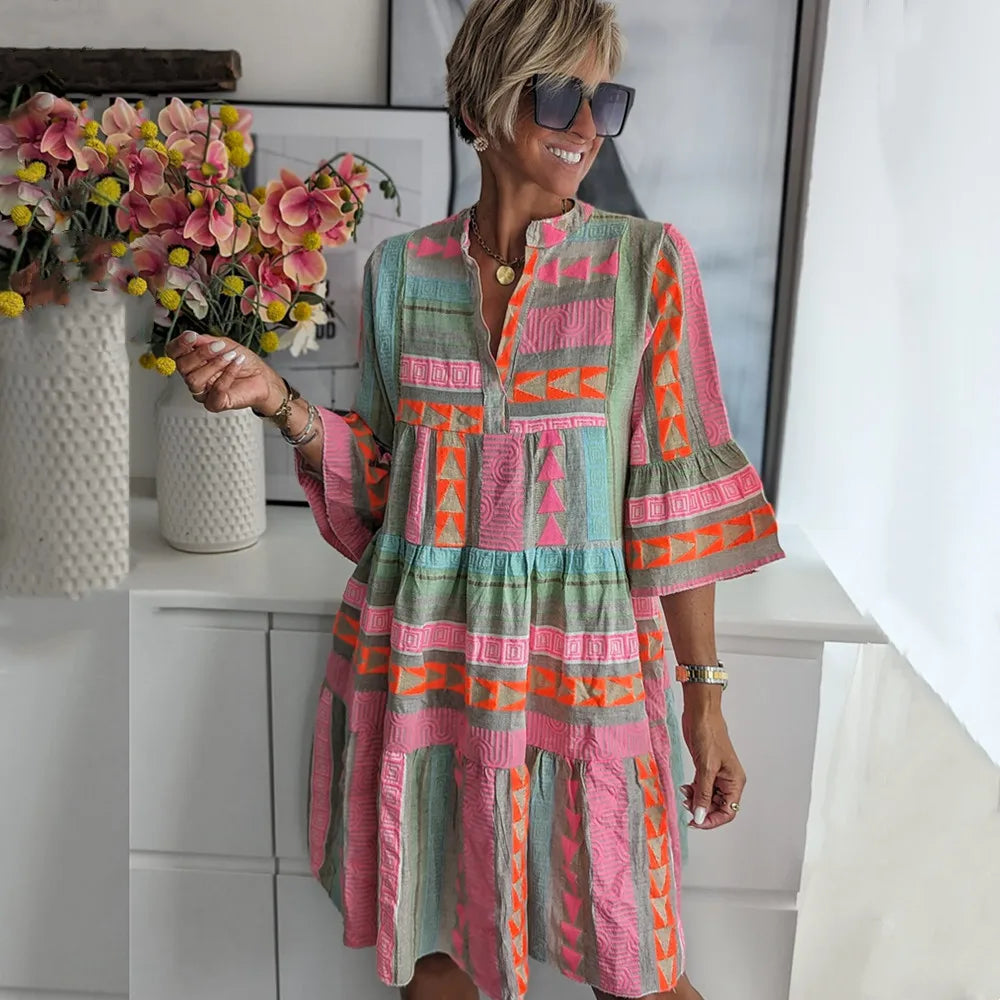 Rosa Damen Midi Kleid im Boho-Stil mit elegantem Ethno-Print und fließendem Volantschnitt. Perfektes Sommerkleid.