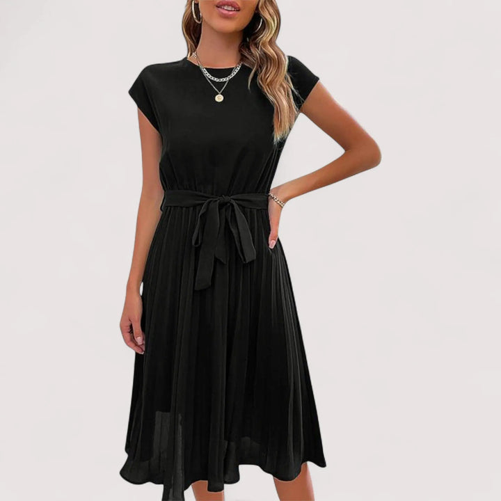 Modernes kurzärmeliges Damen Midikleid, plissiert, mit schmeichelhaftem Bindegürtel für einen schicken Look.