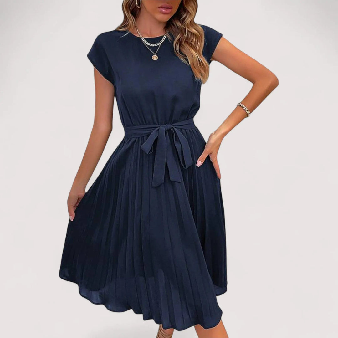 Festliches Damen Plissier-Midikleid mit elegantem Bindegürtel. Ideal für besondere Anlässe im Frühling/Sommer.