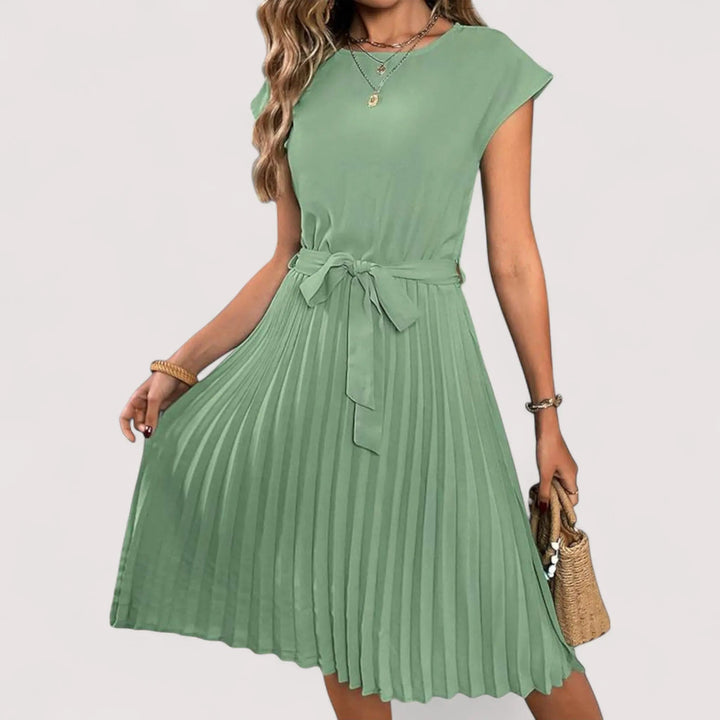 Luftiges Damen Midikleid, plissiert, mit stilvollem Bindegürtel für eine elegante Silhouette im Sommer.