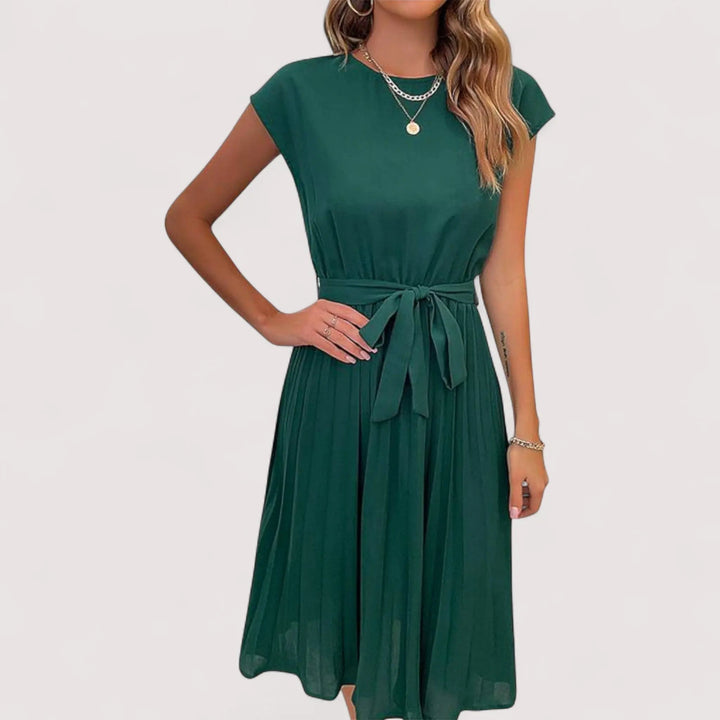 Elegantes Damen Plissierkleid in Midilänge mit Bindegürtel, perfekt für Frühling und Sommer.