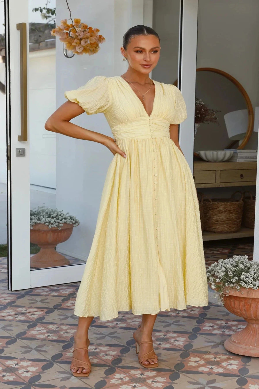 Elegantes A-Linien Midikleid für Hochzeitsgäste, mit Puffärmeln und figurbetonter Smok-Taille, perfekt für Sommer.