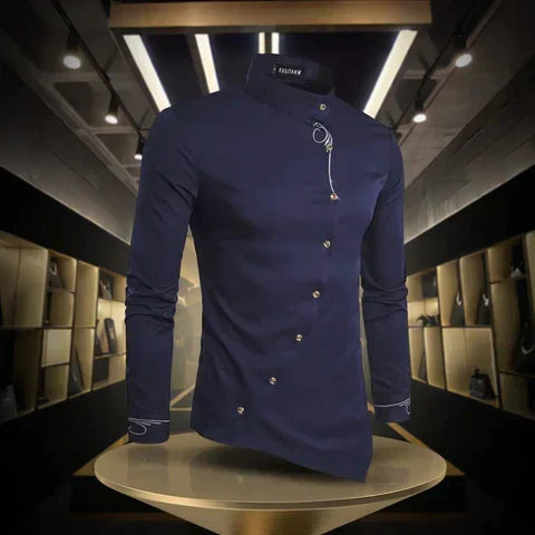 Stylish getragenes asymmetrisches Herren Langarmhemd. Modernes, vielseitiges Knopfhemd für elegante Herrenmode.