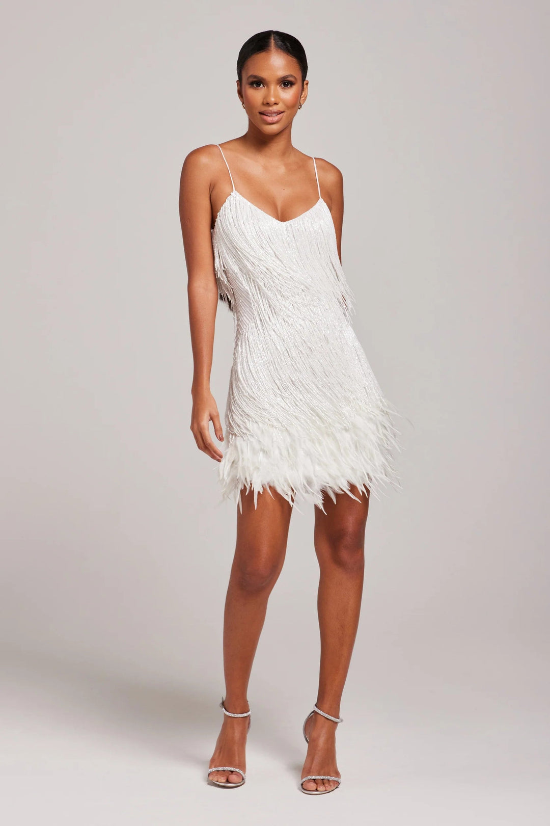 Ärmelloses, figurbetontes Damen Partykleid mit Fransen, ein glamouröses Minikleid für unvergessliche Abende.