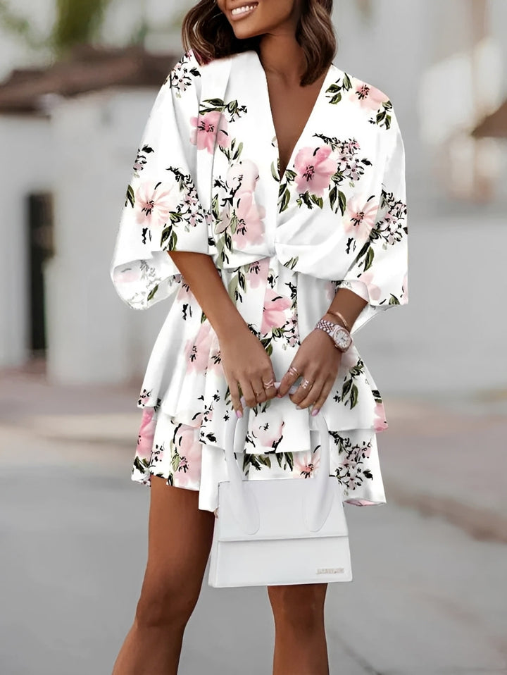 Festliches Damen Sommer-Minikleid mit Blumenmuster. Elegantes Design, Kimonoärmel und V-Ausschnitt. Ideal für Anlässe.