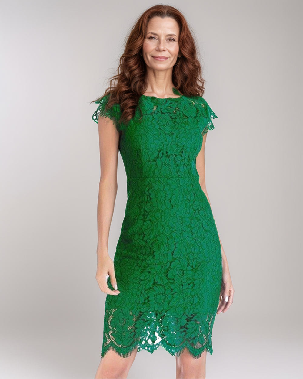 Romantisches Cocktailkleid für Damen. Kurzes Partykleid mit schicker Spitze und femininen Flügelärmeln.