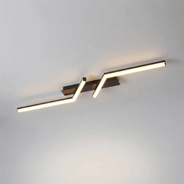 Dimmbare Aerolite LED-Deckenleuchte, linear und elegant. Schafft perfekte Lichtstimmung in modernen Wohnungen.