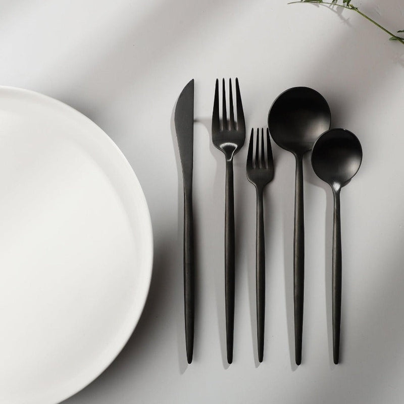 Goldbesteck-Set PureSet mit mattem Finish, bringt Luxus in Ihr Esszimmer.
