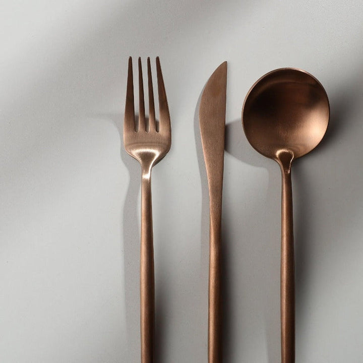 Nahaufnahme: Die Eleganz eines matten Goldmessers aus dem PureSet Besteck.