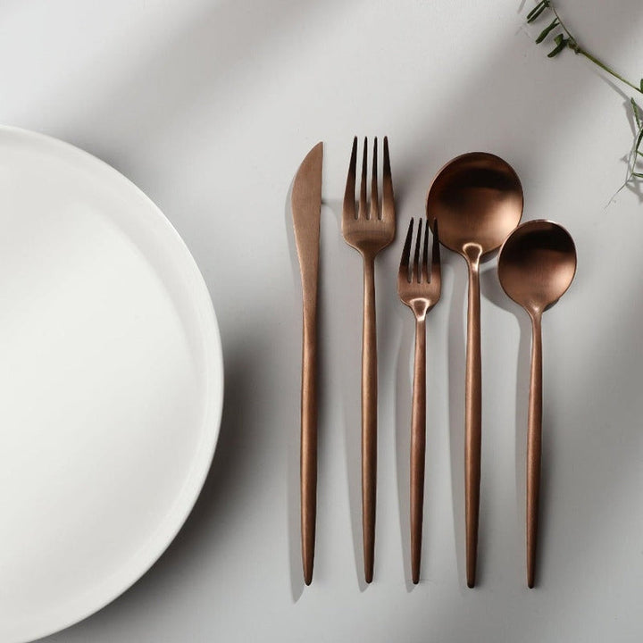 Modernes Besteckset PureSet, stapelbar und platzsparend, in mattem Schwarz.