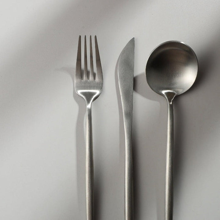 Minimalistisches Schwarzbesteck, Teil eines umfangreichen Sets, für anspruchsvolle Tafeln.