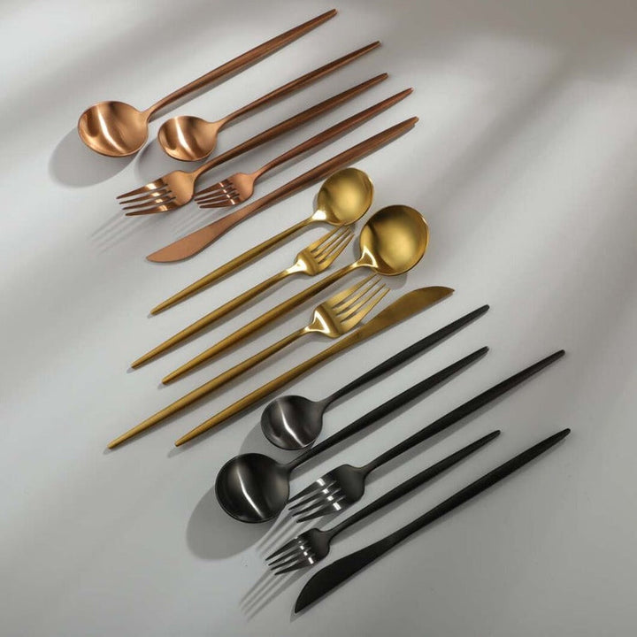 Gabel und Messer des minimalistischen Silberbestecks PureSet, bereit zum Servieren.