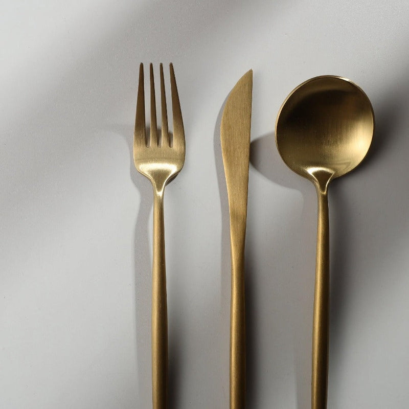 Nahaufnahme eines matten Esslöffels aus dem PureSet, minimalistisch und ergonomisch.