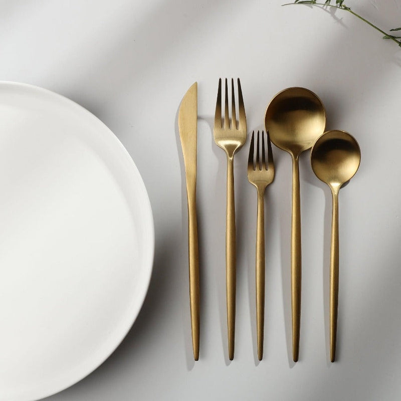 Roségoldenes Essbesteck, minimalistisch gestaltet, für eine zeitlose und elegante Mahlzeit.