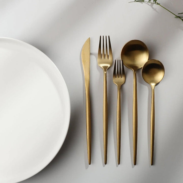Roségoldenes Essbesteck, minimalistisch gestaltet, für eine zeitlose und elegante Mahlzeit.
