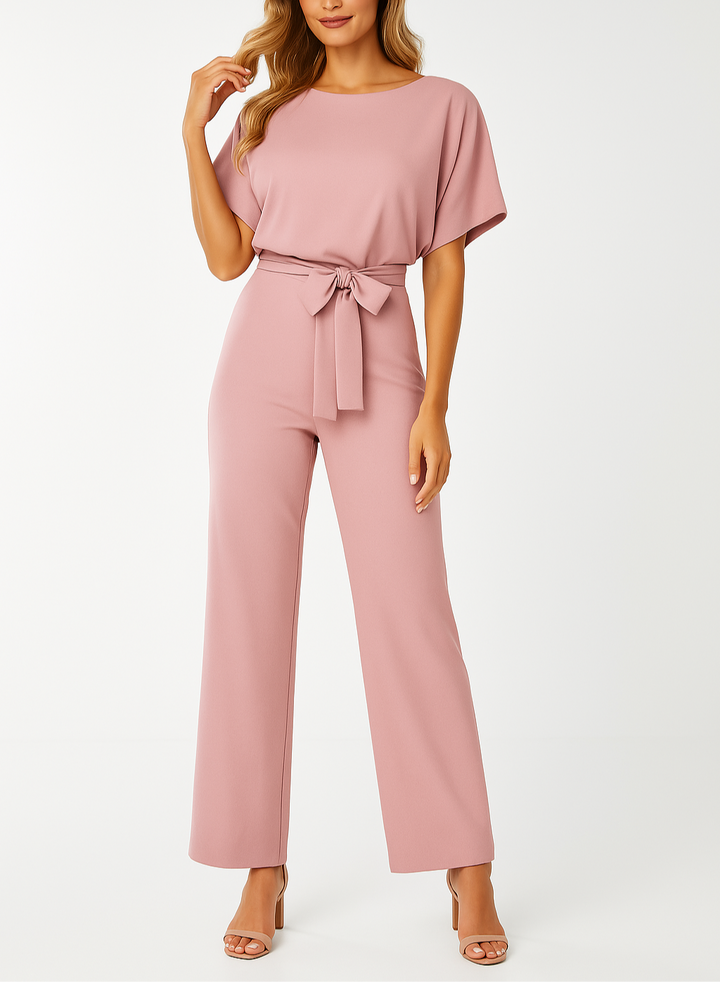 Seitenansicht des Damen Jumpsuits Emma, weites Bein, kurzarm, fließender Fall, modisch & komfortabel.