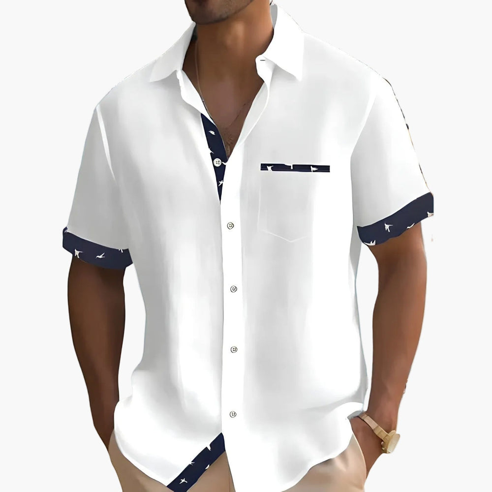 Stylisches Herren Freizeithemd, kurzärmlig, mit Kontrast-Details. Ideal für urbane Streetwear in Weiss oder Khaki.