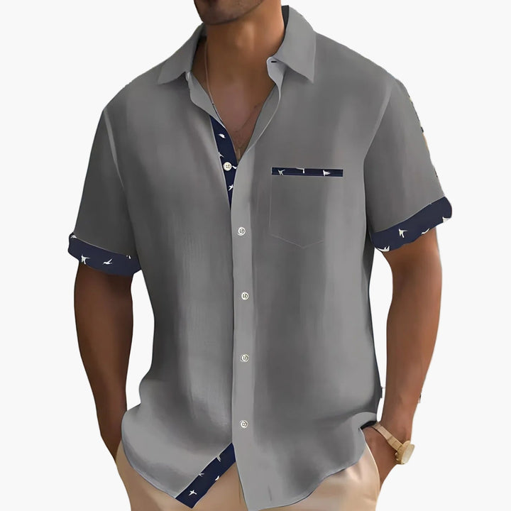 Modernes Herren Kurzarmhemd in Blau oder Grau. Luftiges Freizeithemd für Sommer und lässige Streetwear-Outfits.