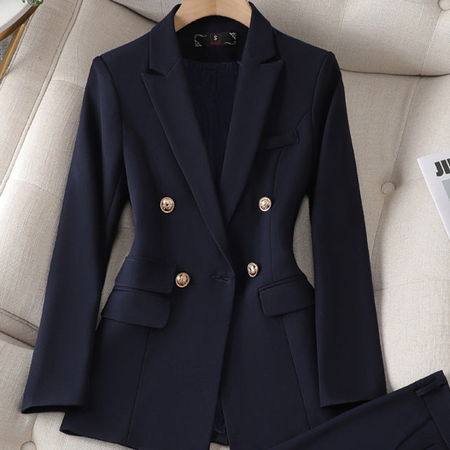 Damen Hosenanzug: stilvolles Business-Outfit mit elegantem Blazer für Job & Events. Komfortabel.