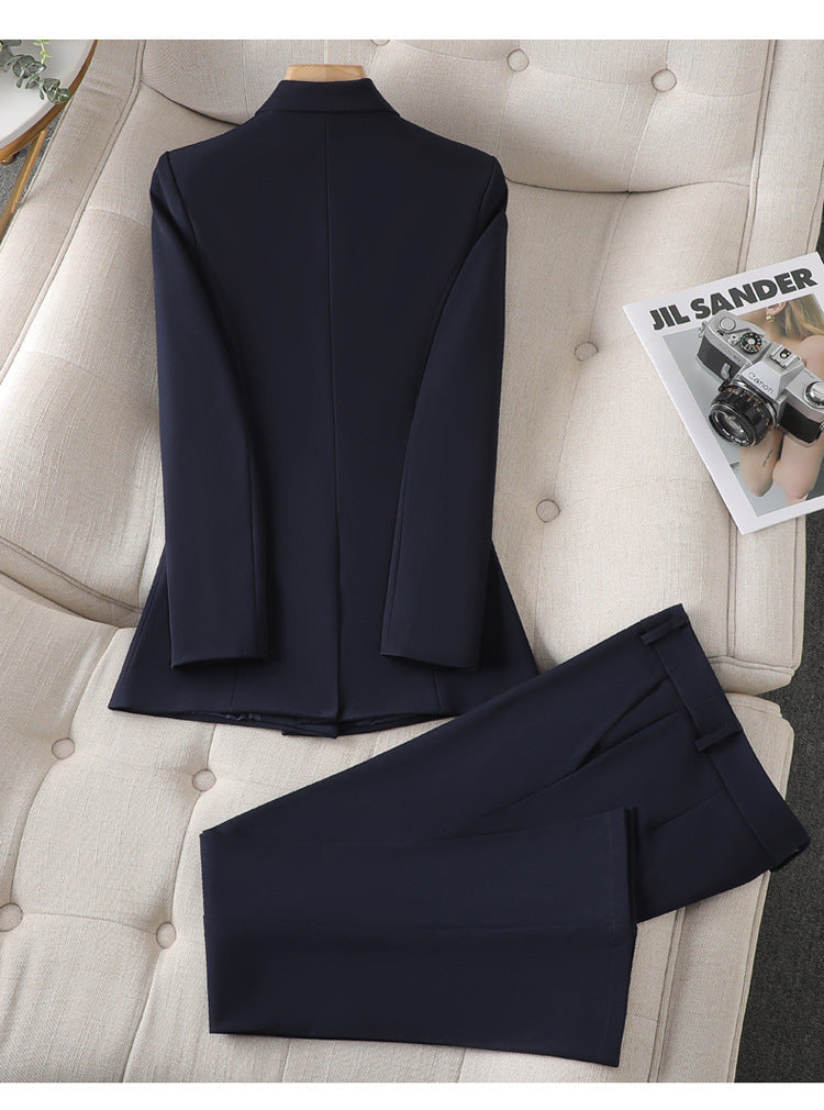 Nahaufnahme: Hochwertiger Stoff des Damen Hosenanzugs. Komfortabler Blazer & Hose für Business.