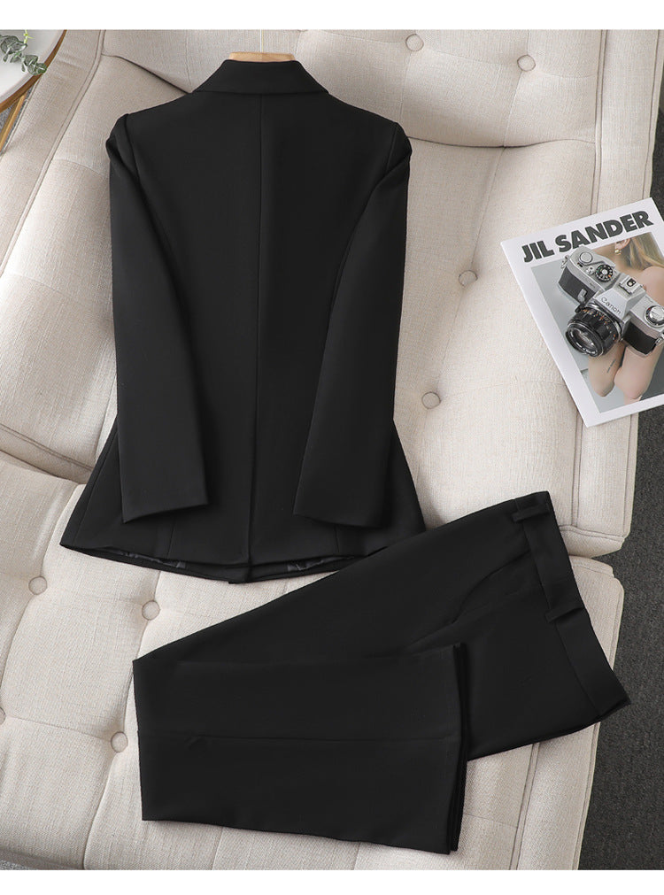 Weibliches Model in modernem Damen Blazer Hosenanzug. Eleganz & Komfort für Business & Freizeit.