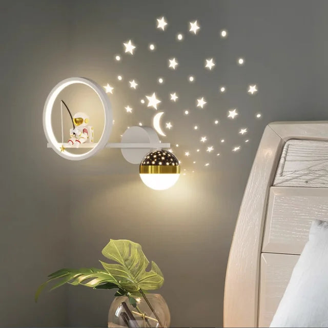 Zauberhafte Sternlampe als Wandleuchte für Kinderzimmer, spendet sanftes Kinderlicht.