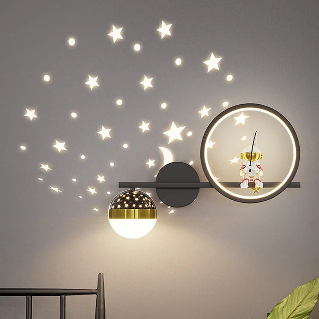 Niedliche dimmbare Sternlampe als Nachttischlampe oder Wandlicht im Kinderzimmer.
