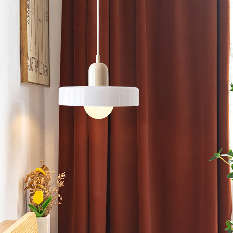 Stilvolle Buntglas Glaslampe, farbenfroh. Moderne Pendelleuchte für Wohnbereiche.