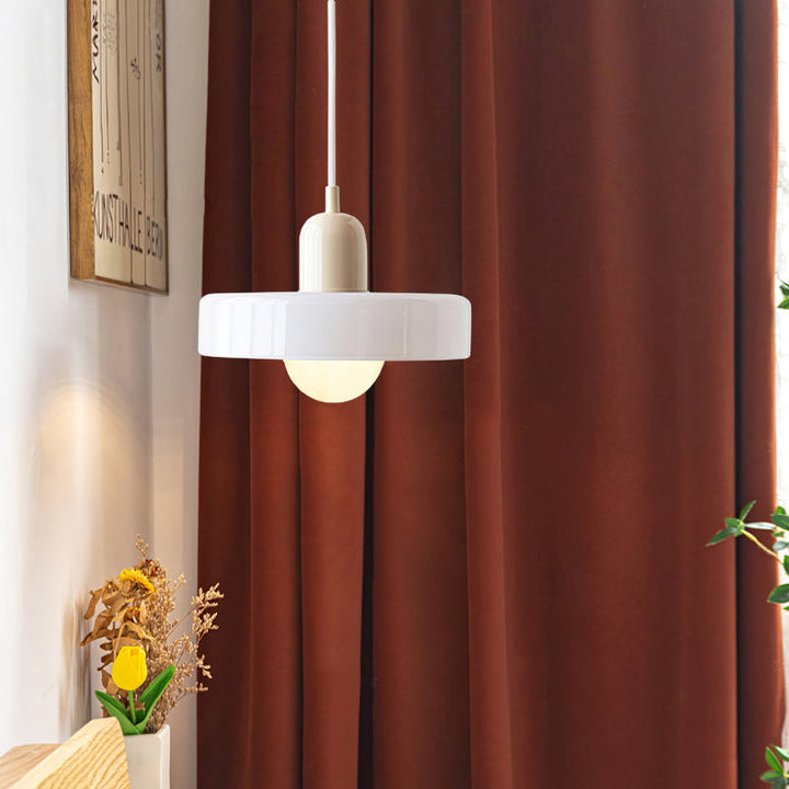 Stilvolle Buntglas Glaslampe, farbenfroh. Moderne Pendelleuchte für Wohnbereiche.
