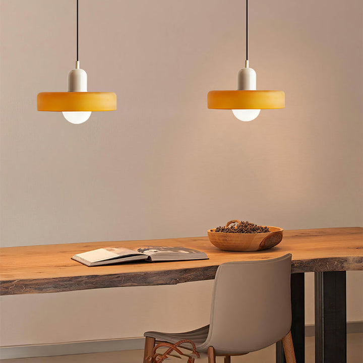 Farbenfrohe Glas-Pendelleuchte, Bauhaus-Design, ein echter Blickfang für Esszimmer.