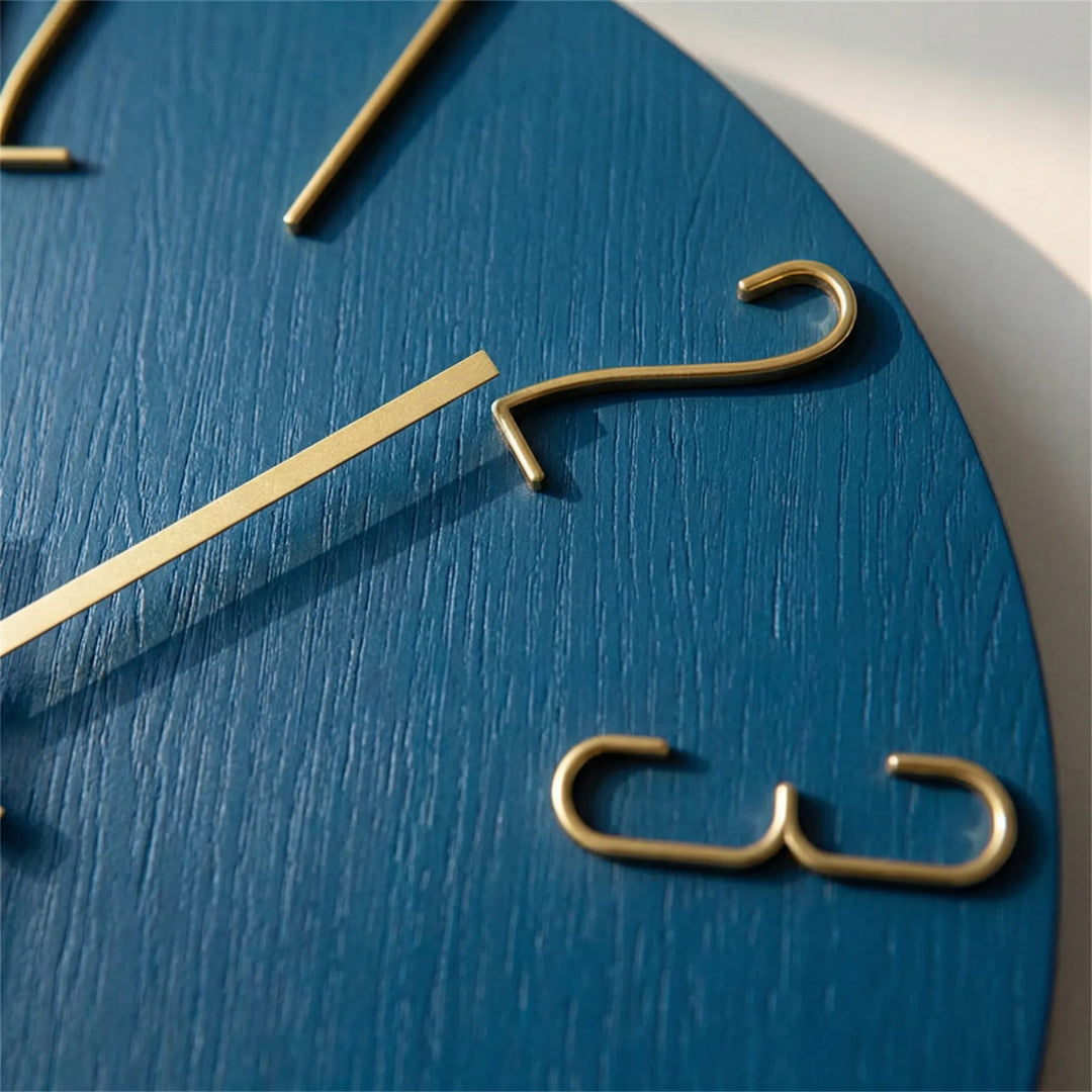 Minimalistische runde Wanduhr, geräuschlos & modern, ideal für Büro und Schlafzimmer.