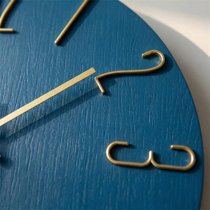 Minimalistische runde Wanduhr, geräuschlos & modern, ideal für Büro und Schlafzimmer.