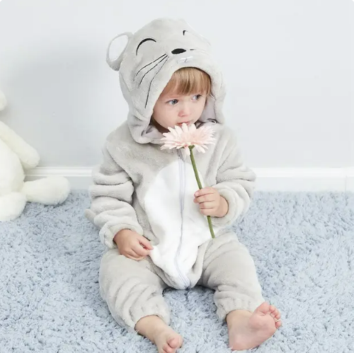 Detailaufnahme des weichen Flanellmaterials vom Baby-Tier-Overall. Kuscheliger und warmer Strampler.