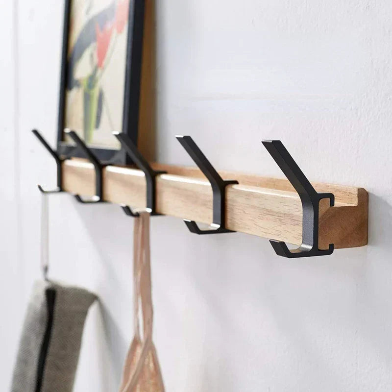 Minimalistische Hakenleiste aus schwarzem Holz und Aluminium, nordisches Design für stilvolle Flur-Aufbewahrung.