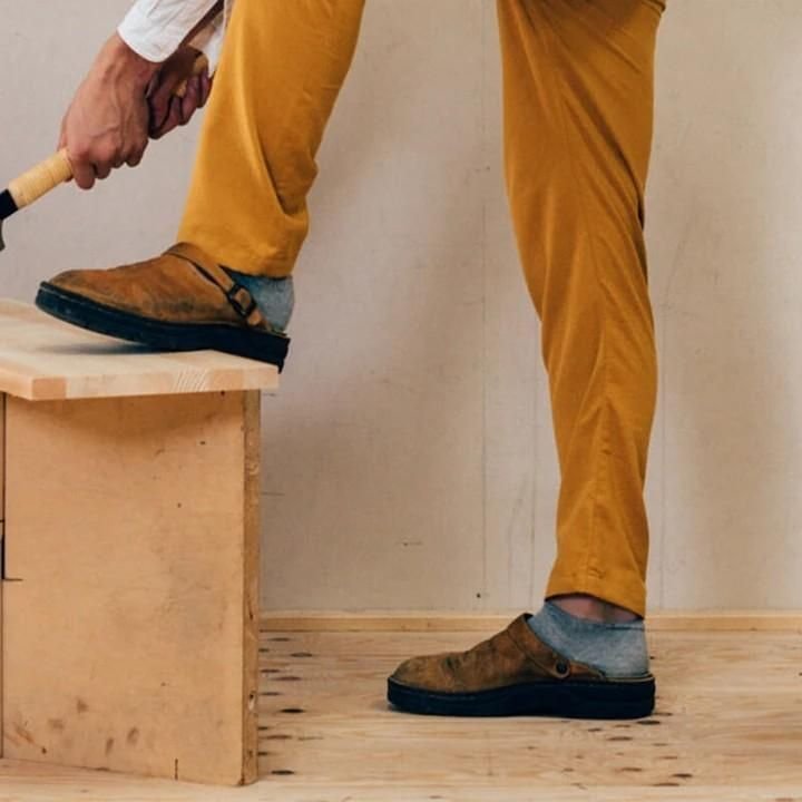 Fersenbereich der Herren Mules Pantoletten. Bieten sicheren Halt & orthopädischen Komfort für gesunde Füsse.